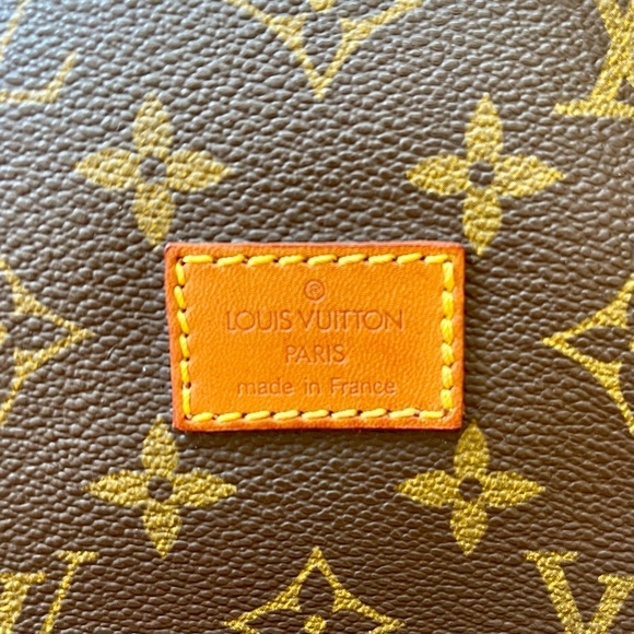 Authentic Vintage Louis Vuitton Saumur 30 Crossbody - Picture 5 of 16